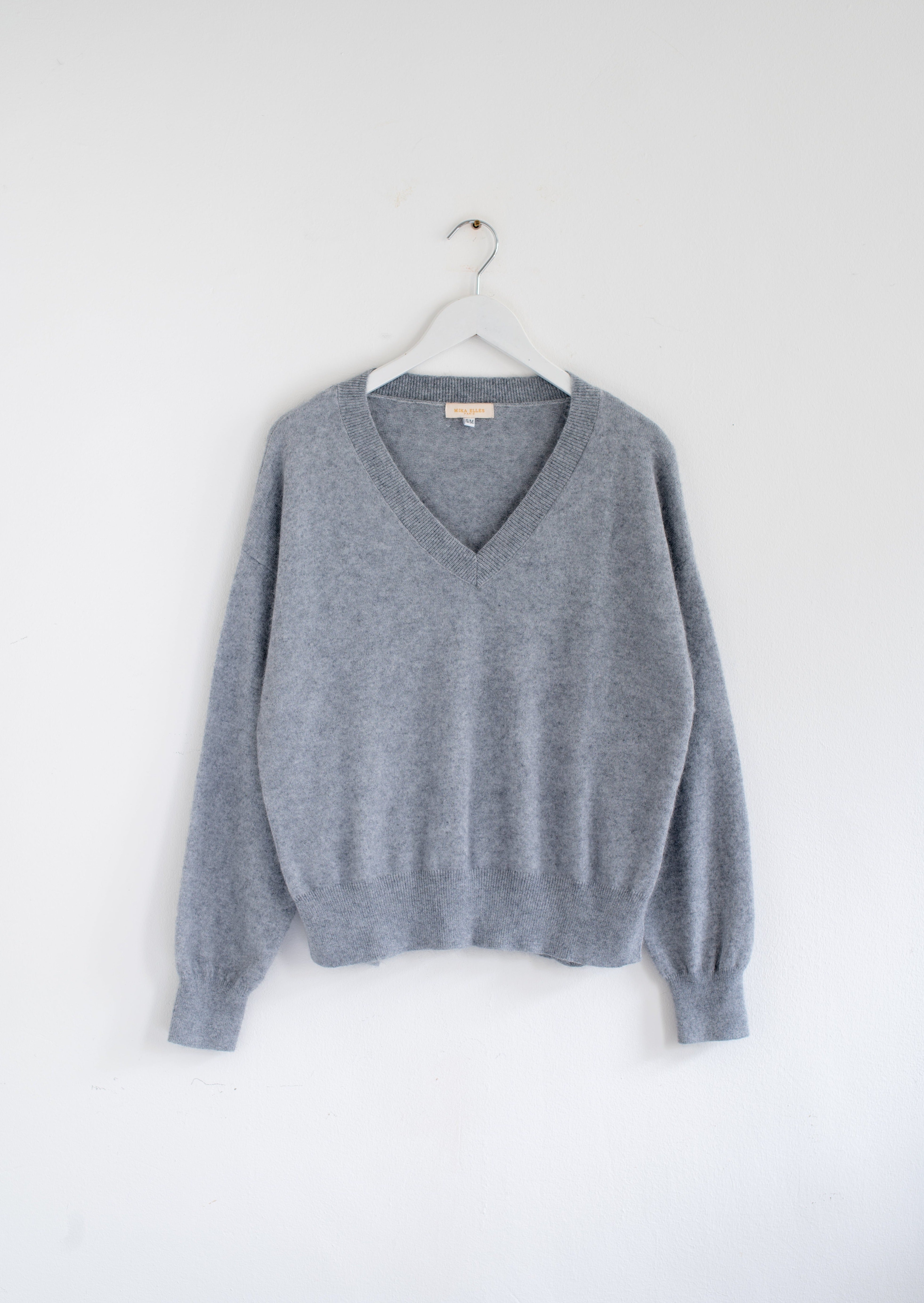Pullover mit V-Ausschnitt – LOLA Fashion Store