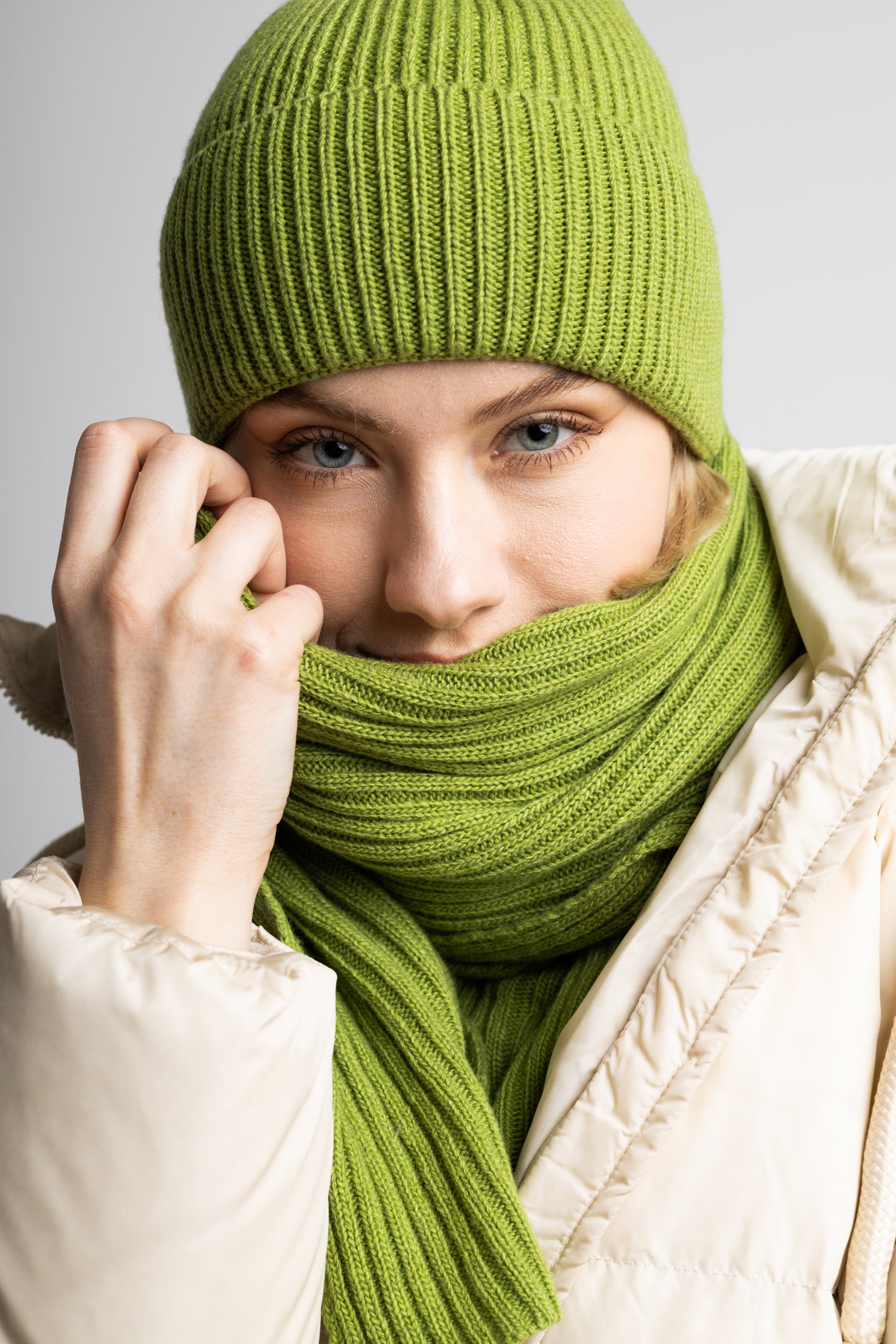mütze schal handschuhe set damen grün Kaschmir Set Schal und Mütze hellgrün – LOLA Fashion Store